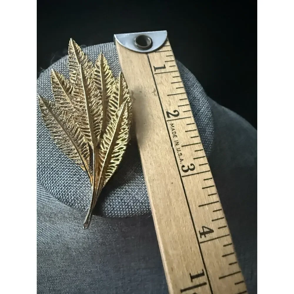 Vtg Signed ART Leaf Brooch Textured Gold Tone Pin Signed Career Capsule Autumn